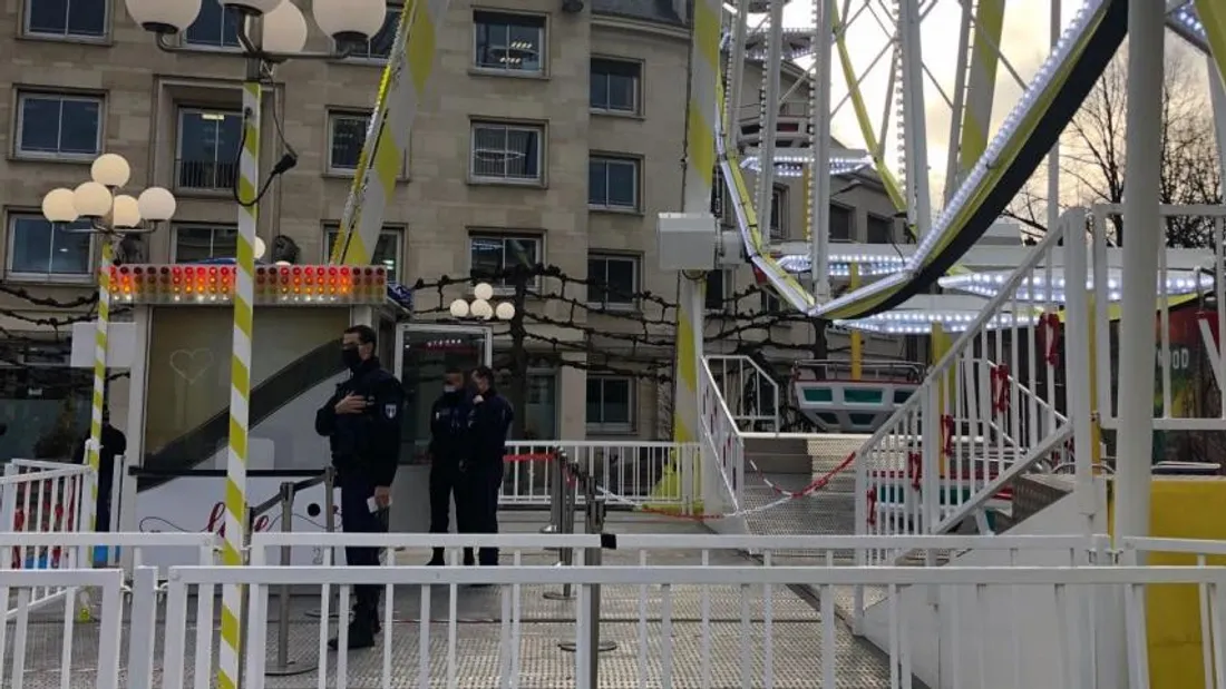 Un enfant de 2 ans et demi chute de la grande roue, plongeant dans l'horreur à 10 mètres de hauteur