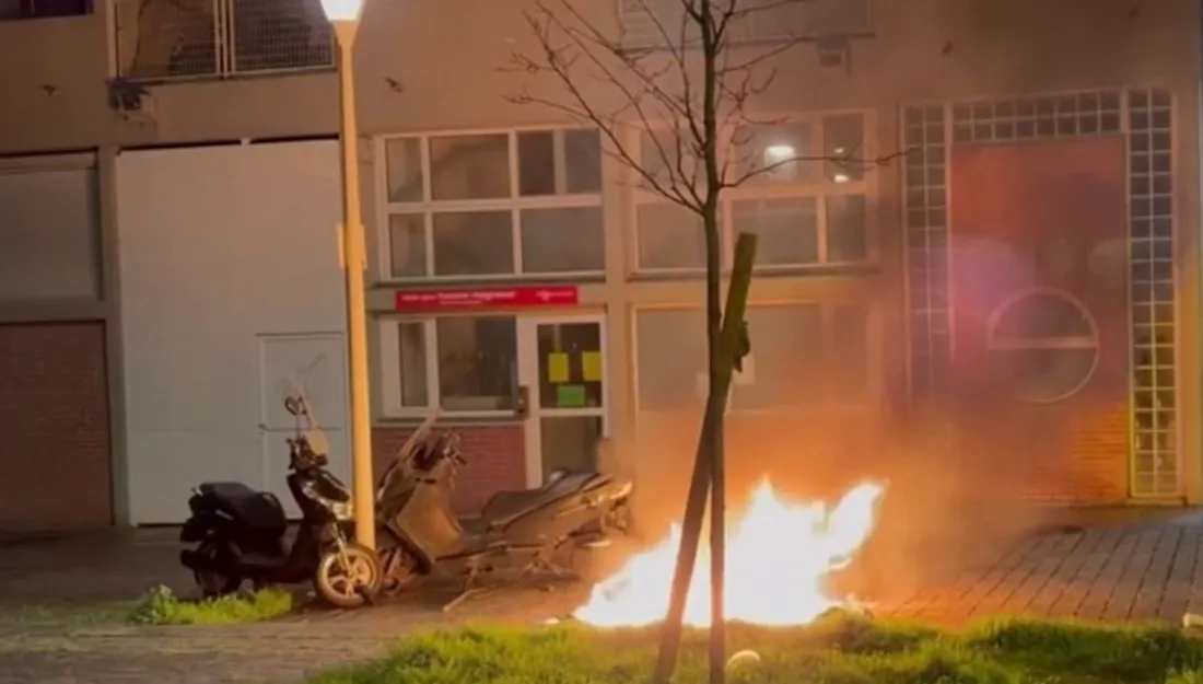 Cocktails Molotov, tirs d'armes... : les images du commissariat pris pour cible à La Courneuve