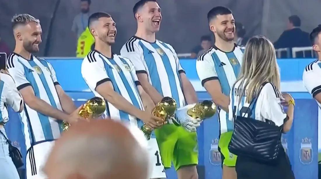 Emiliano Martinez refait son geste obscène qui a fait polémique, avec ses coéquipiers !