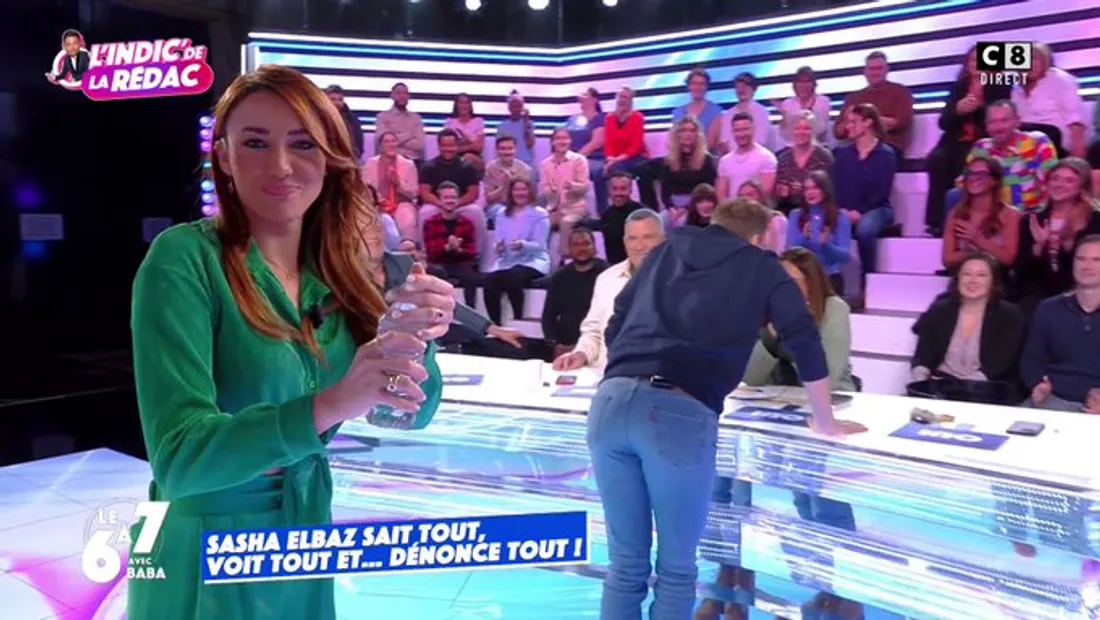 Delphine Wespiser met une bouteille dans les fesses de Cyril Hanouna