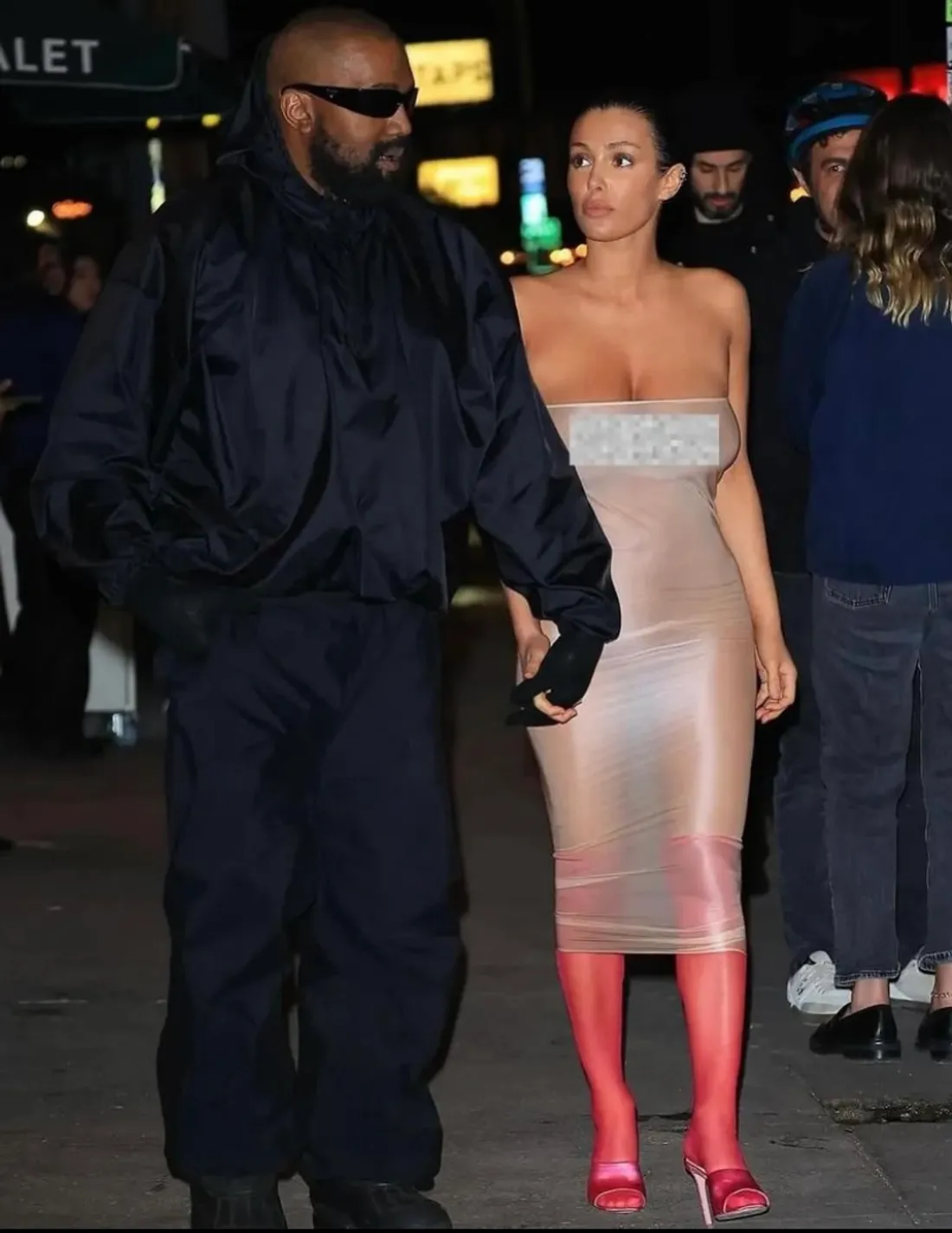 Bianca Censori déclenche la polémique avec une robe transparente