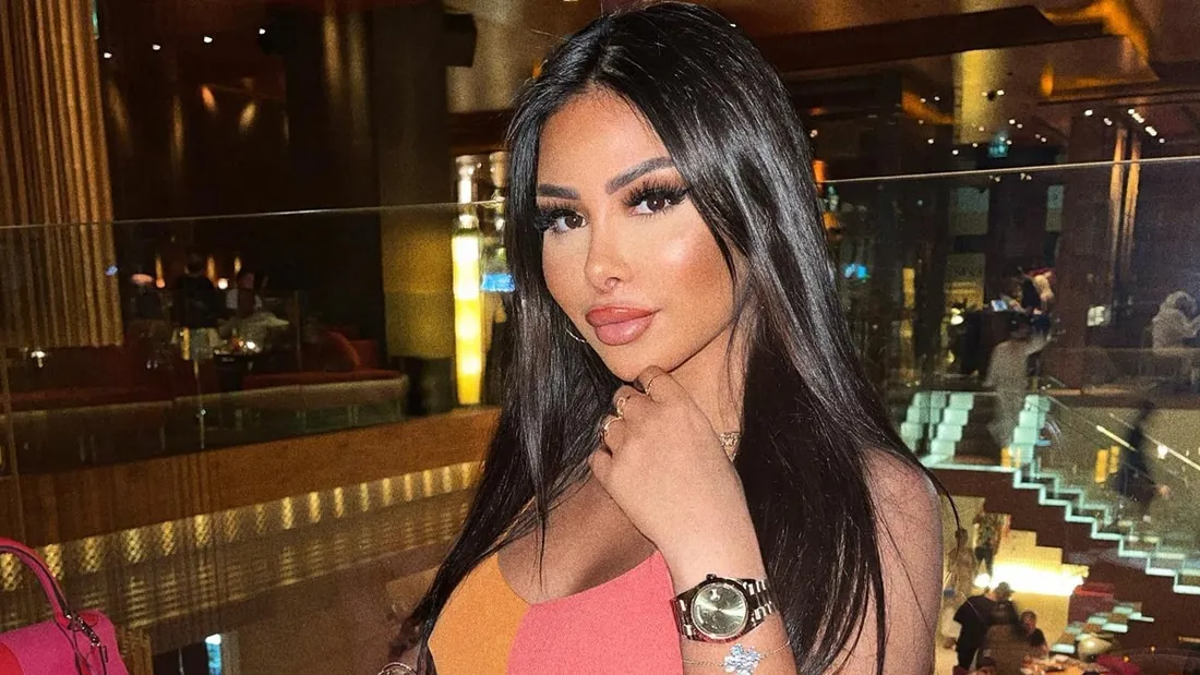 Maeva Ghennam agresse des agents aéroportuaires !