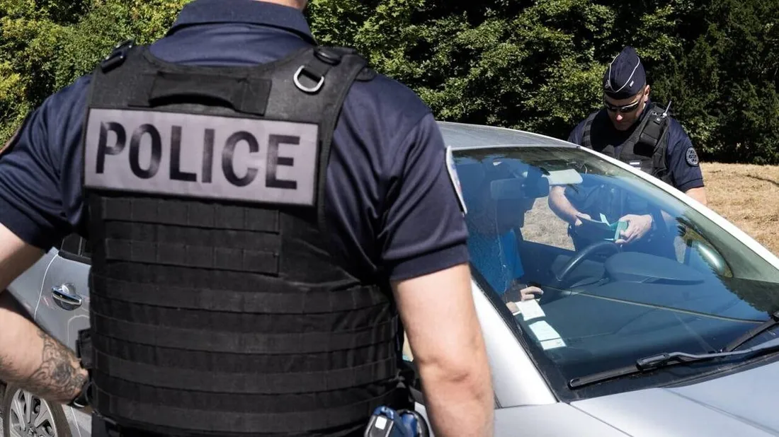 Elle tente le tout pour le tout : ce policier tombe dans le piège et se fait licencier 