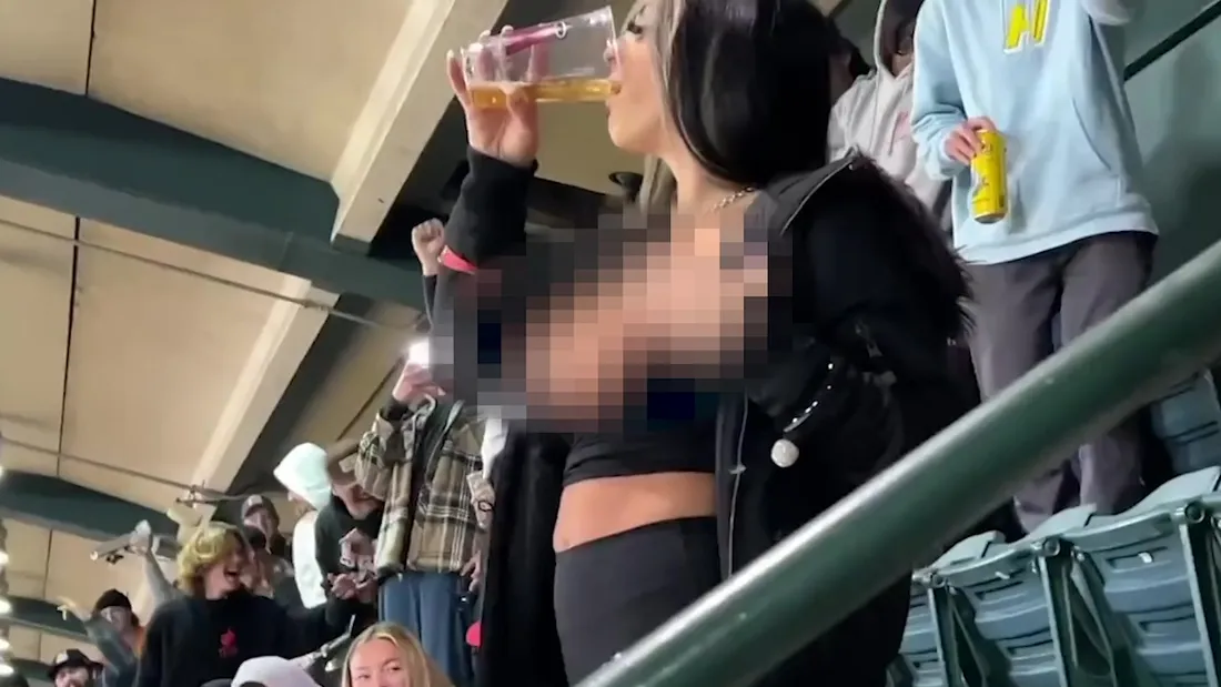 Elle montre ses seins en plein stade et va déclencher une bagarre générale !