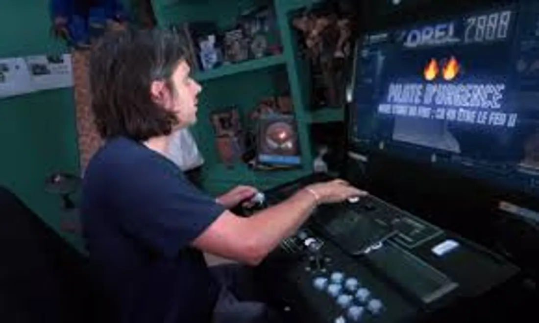 Orelsan organise un tournoi de jeux en plein concert!