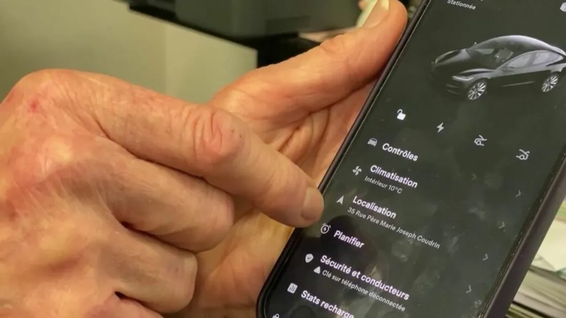 Sa Tesla se fait pirater alors qu’elle est en train de conduire
