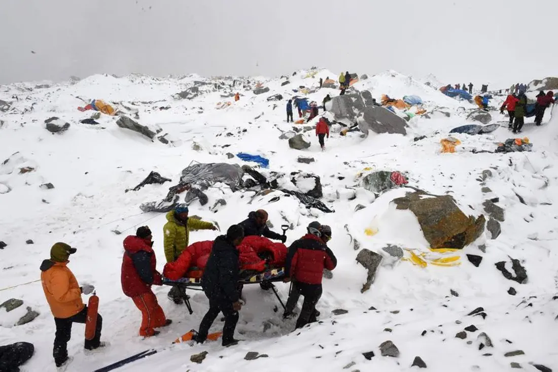 Sauvetage en haute altitude : des alpinistes pris au piège par la neige sur l'Everest