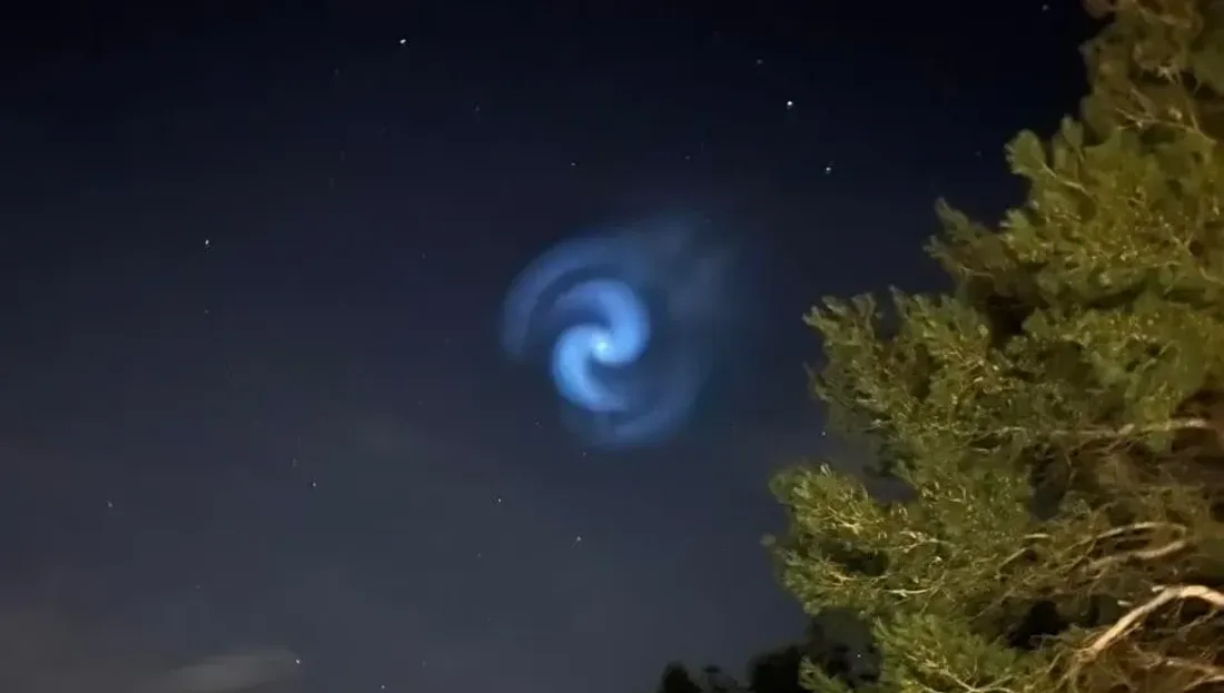 Le ciel français illuminé par une spirale bleue mystérieuse