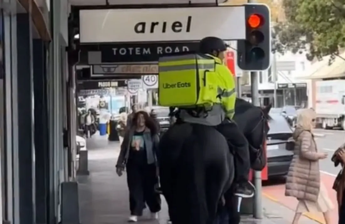 Un coursier Uber Eats livre à dos de cheval !