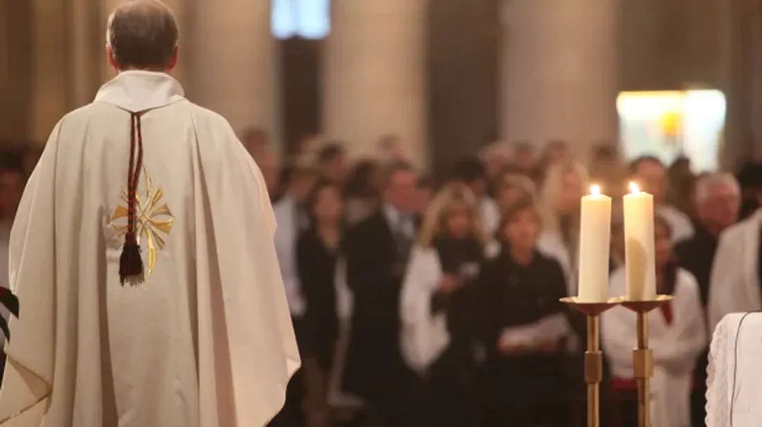 Messe de Pâcques : une énorme croix tombe sur une petite fille de 6 ans et la tue !
