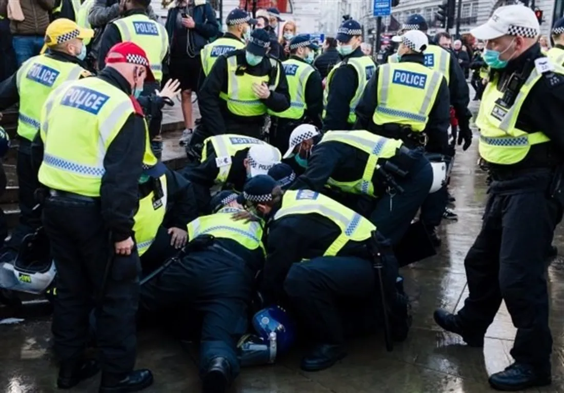 Tensions migratoires, fake news et deuil : un cocktail explosif s'empare du Royaume-Uni