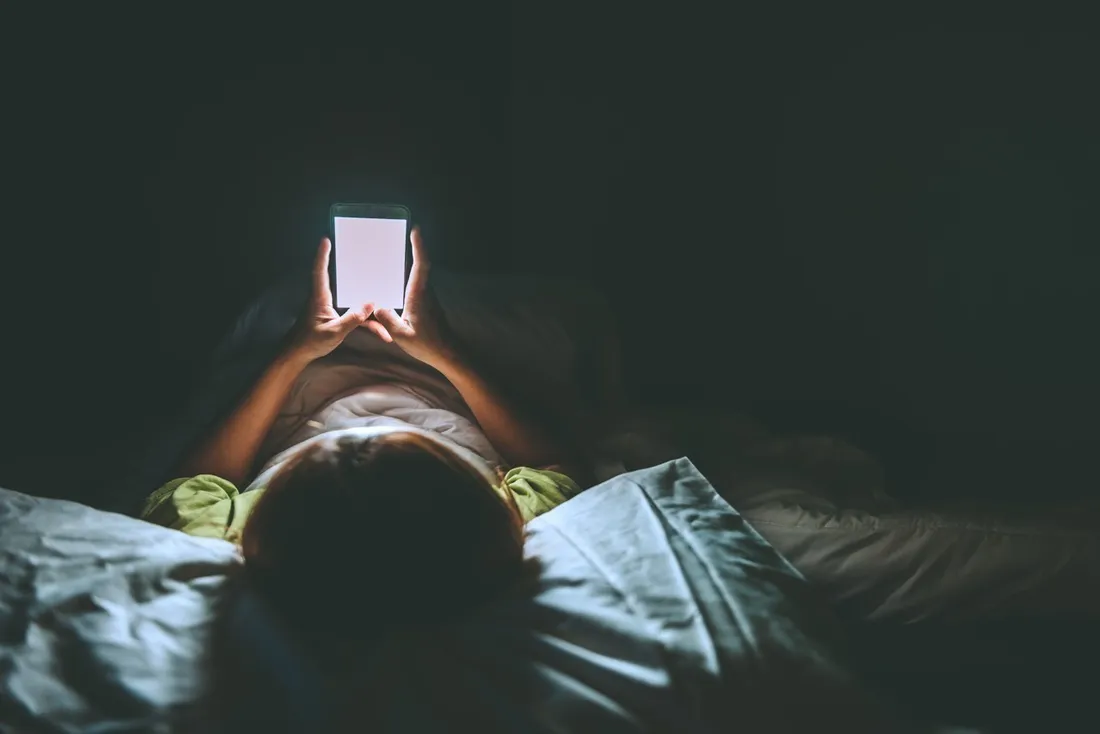 Avertissement : Les Scientifiques Alarment sur l'Utilisation du Téléphone au Lit