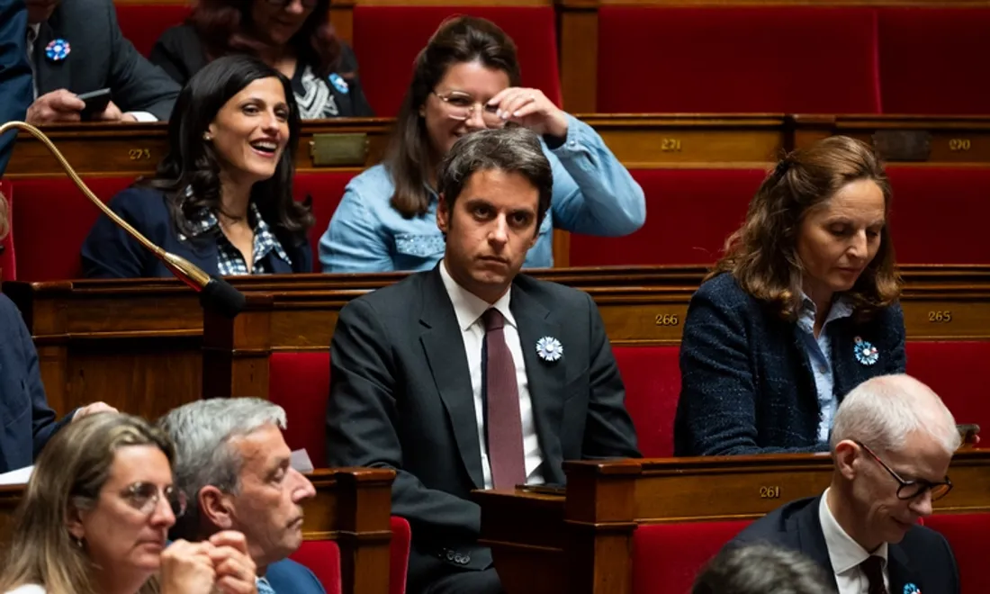 Gabriel Attal défend l'interdiction du voile pour les jeunes filles