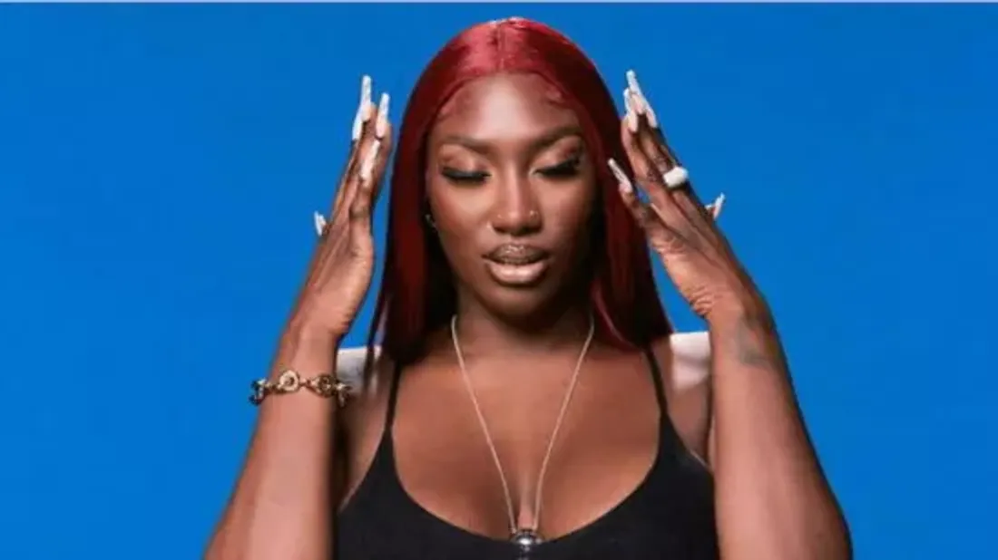 Gift Orban nouvel attaquant de l'OL fait des vagues sur les réseaux avec Aya Nakamura