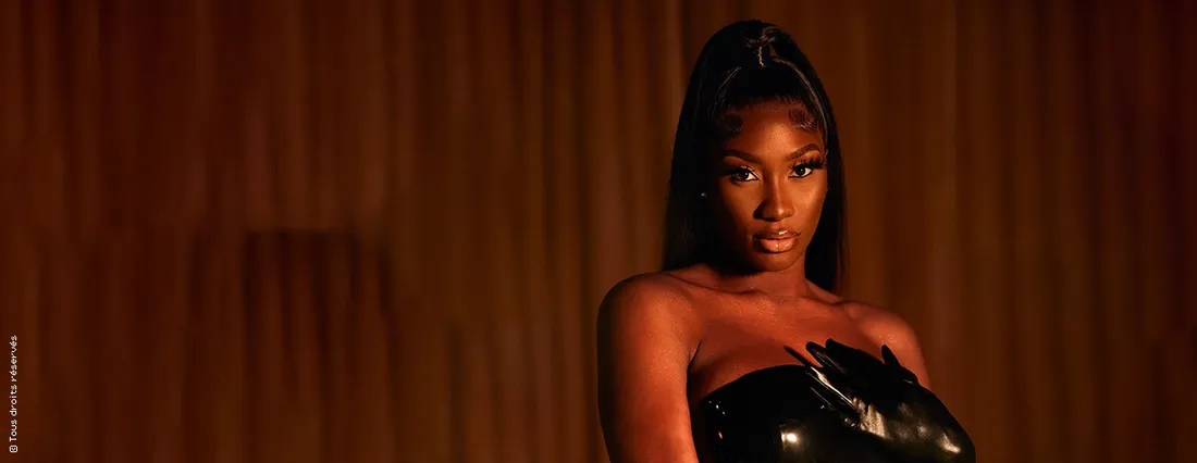 Aya Nakamura enchaîne les gaffes en plein concert, le public saoulé ! (VIDÉO)