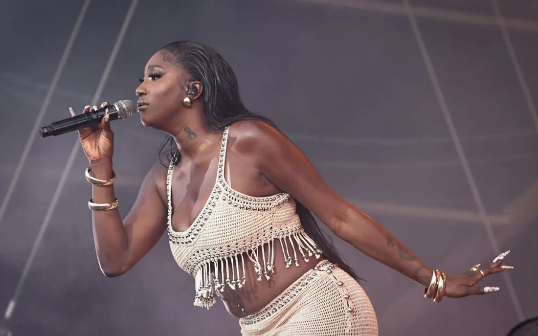 Aya Nakamura illumine le quotidien de deux jeunes femmes handicapées