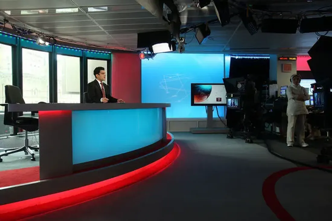 Un animateur se fait couper par un film pornographique en direct !