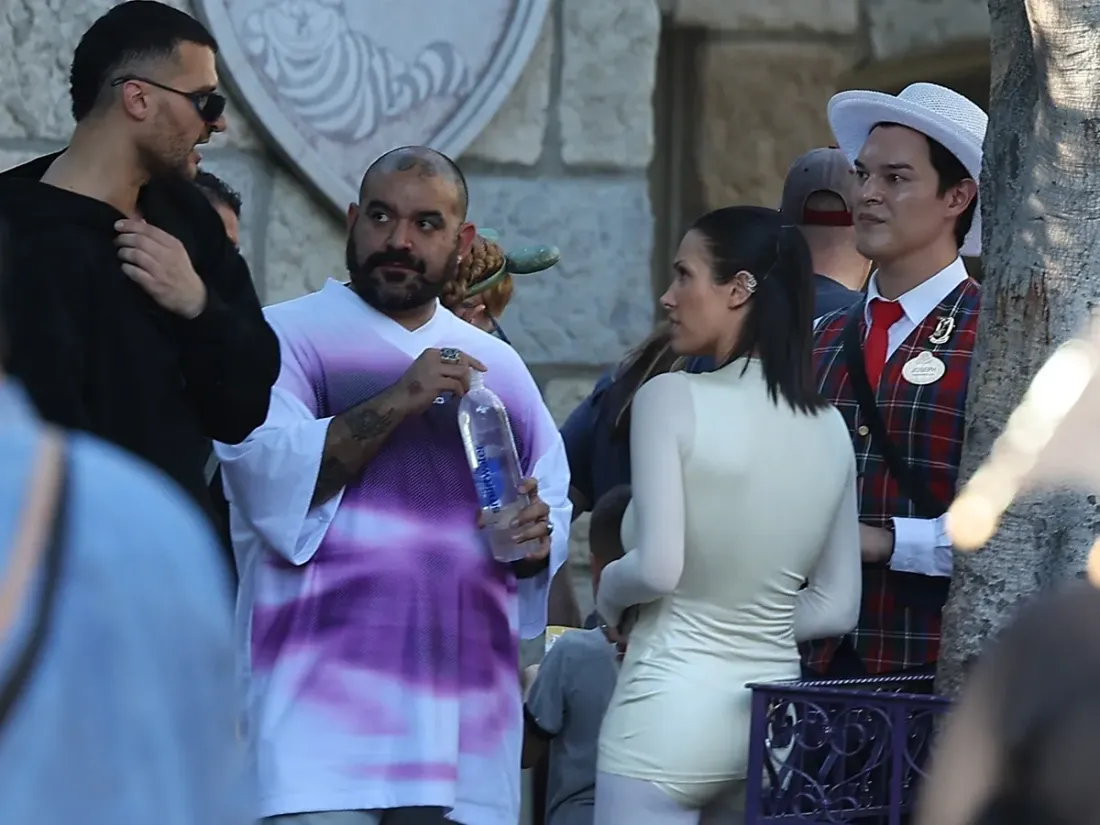 Bianca Censori à Disneyland avec des amis