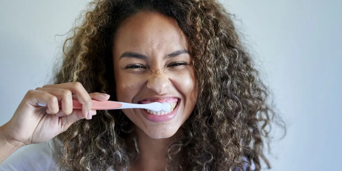 Brossage matinal : cette erreur qui jaunit vos dents selon les dentistes