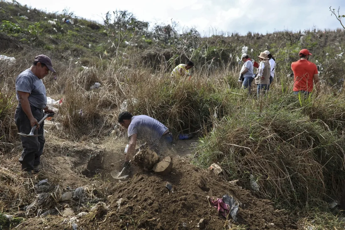 Douze cadavres découverts dans des tombes clandestines au Mexique