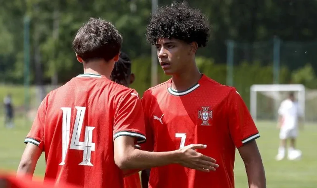 Cristiano Ronaldo Junior marque pour le Portugal et célèbre à la manière de CR7