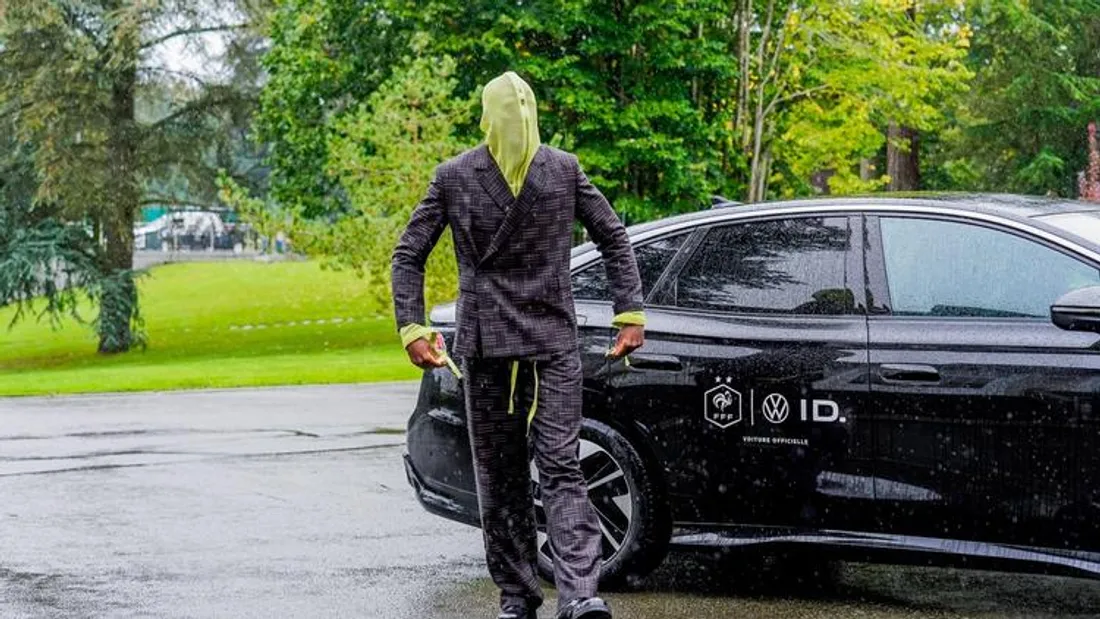 Clairefontaine : L'apparition intrigante d'un joueur des Bleus masqué 