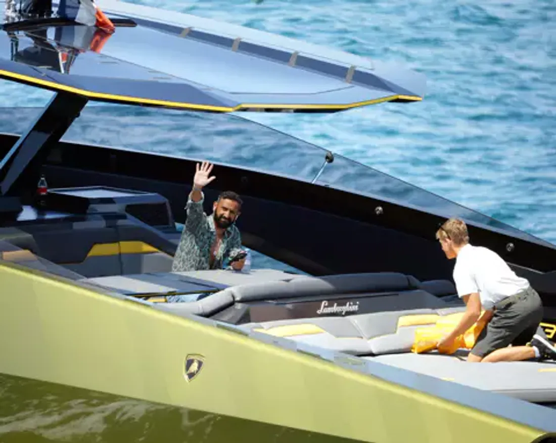 Cyril Hanouna passe ses vacances sur un luxueux yacht Lamborghini