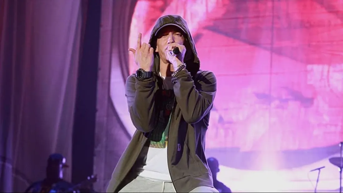 Eminem en hommage émouvant à sa mère lors d'un concert