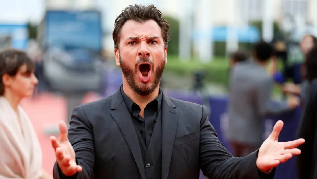 Michaël Youn dévoile le numéro de téléphone du ministre de l'intérieur en plein concert ! (VIDÉO)