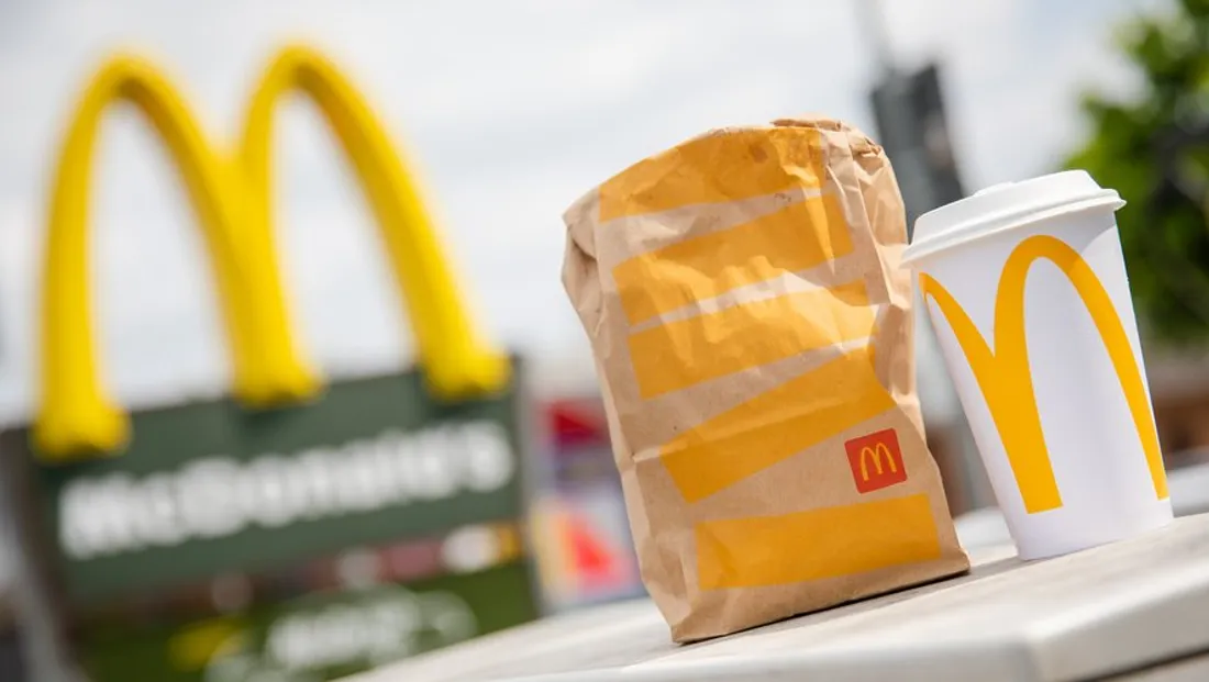 McDonald's réduit en douce la taille d'un de ses sandwich : révolte des consommateurs!