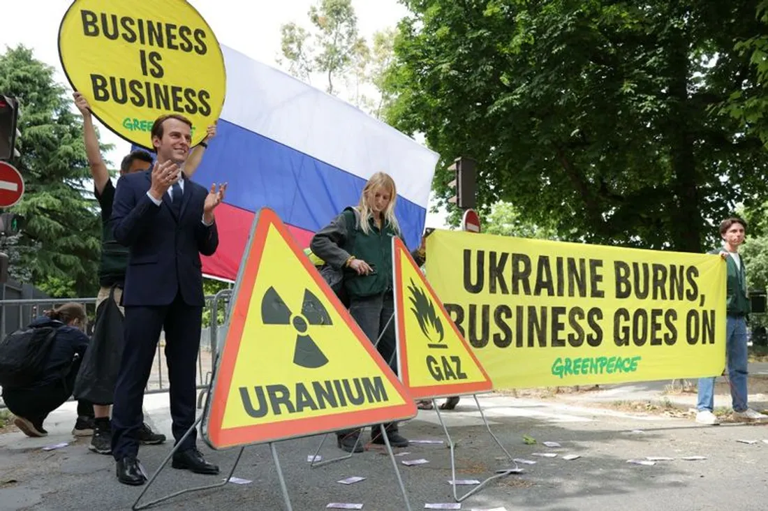 La statue d'Emmanuel Macron subtilisée et retrouvée devant l'ambassade de Russie