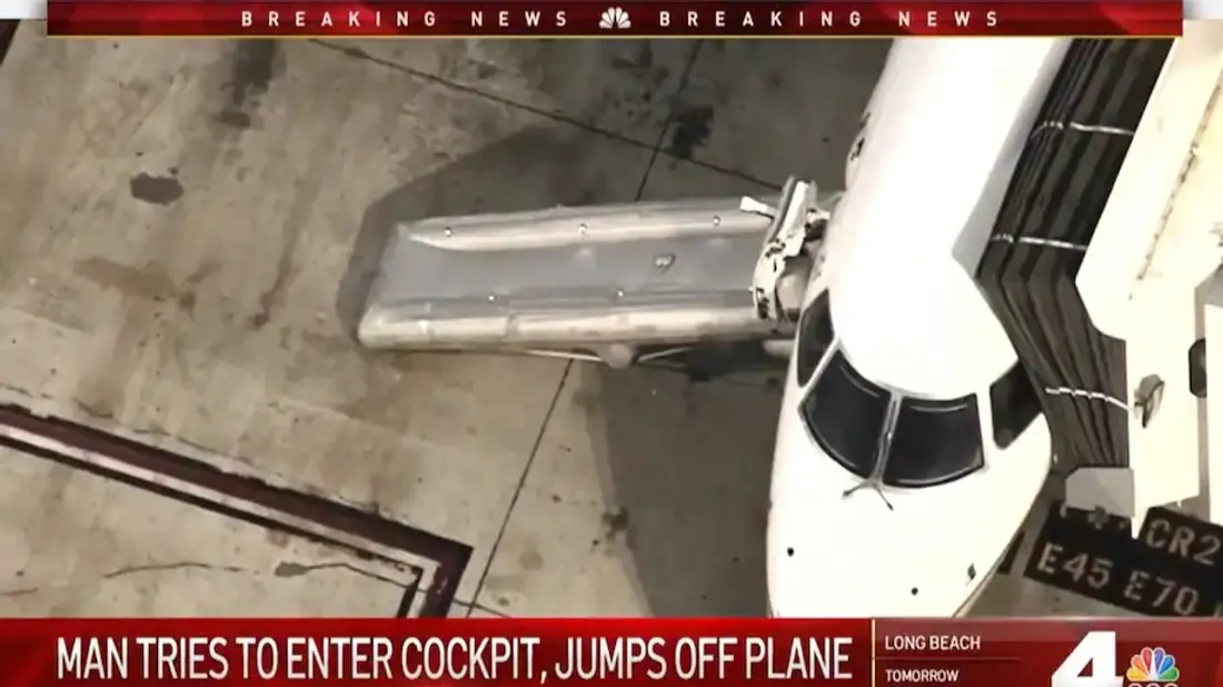 Ouverture du toboggan d'urgence à LAX