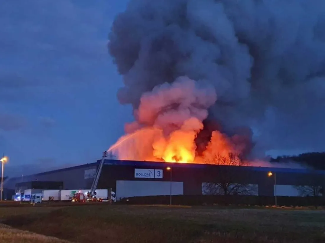 Un entrepôt de batteries au lithium en flammes, confinement temporaire