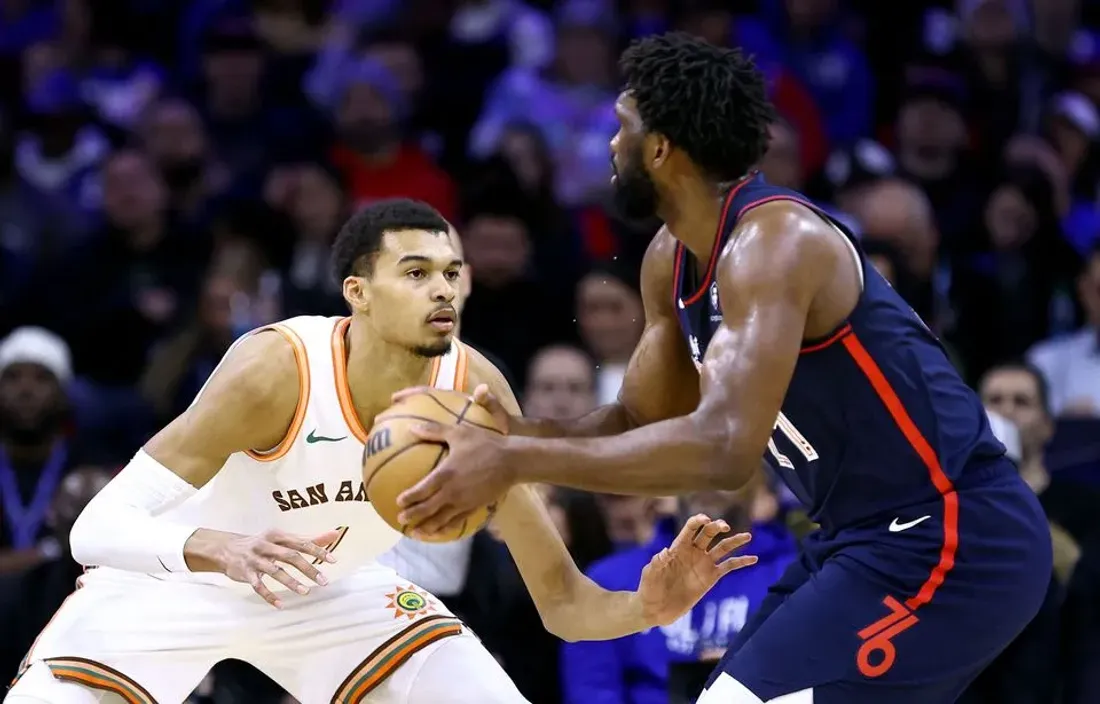 Joel Embiid réalise une performance historique en NBA avec 70 points