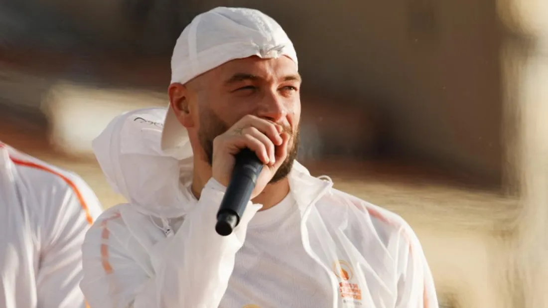 Jul enflamme le web et remplit un troisième stade en un éclair