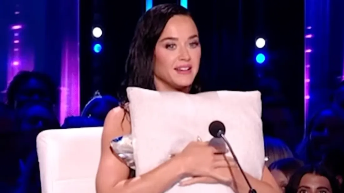 Katy Perry perd son haut en plein direct !