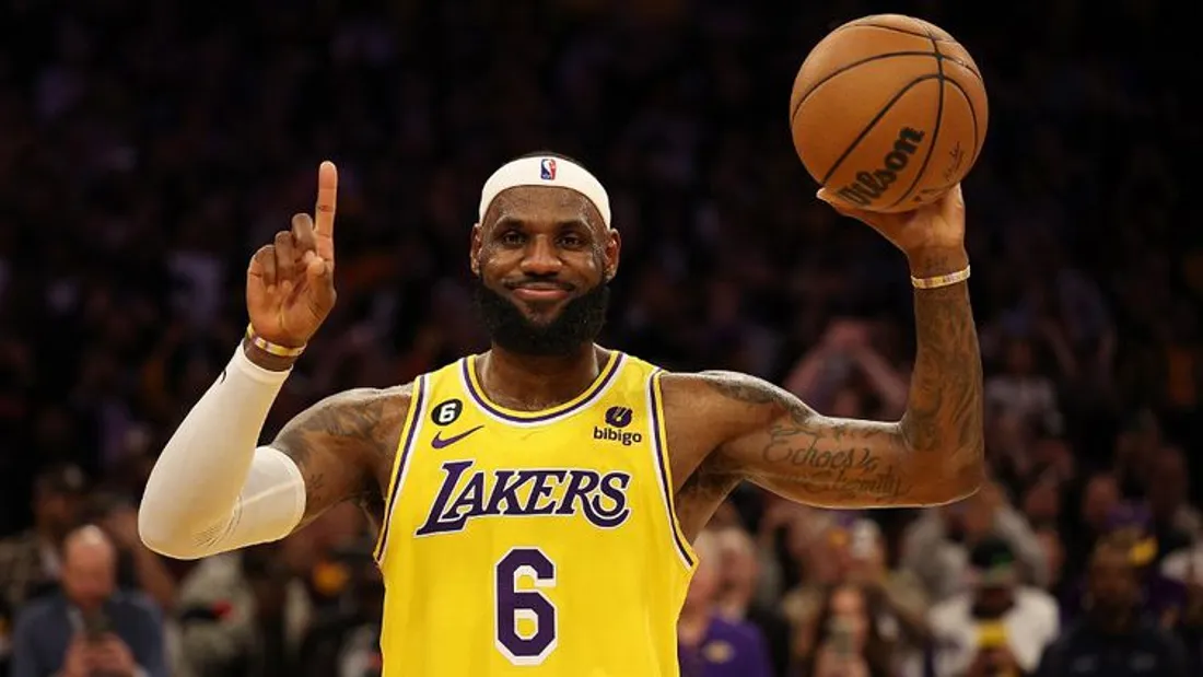 LeBron James écrit l'histoire en battant le record de points en saison régulière
