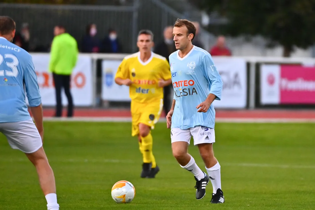 Emmanuel Macron de retour sur les terrains de foot ?