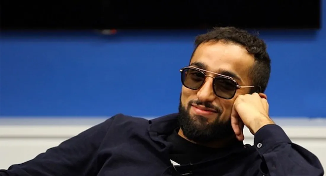 En plein concert Niro met un coup de pression à une fan ! (vidéo)