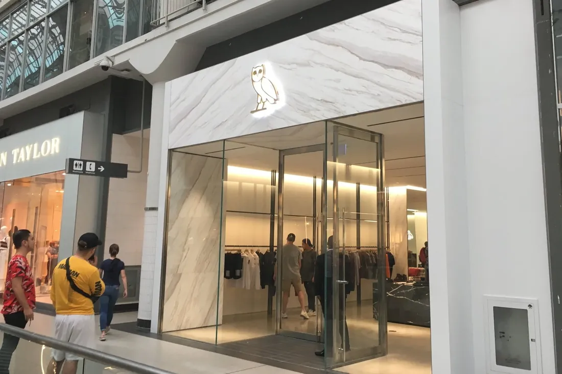 Vandalisme au marteau dans la boutique OVO de Drake à Manhattan