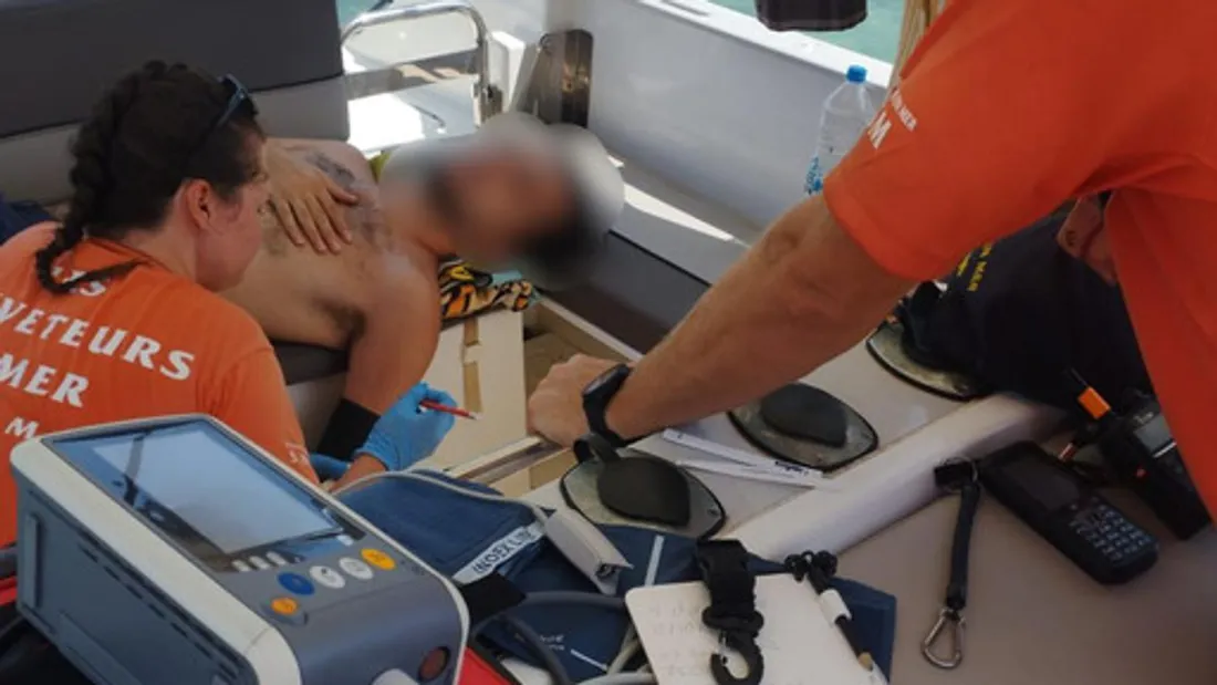 Un jeune garçon survit à un accident terrifiant avec une hélice de bateau