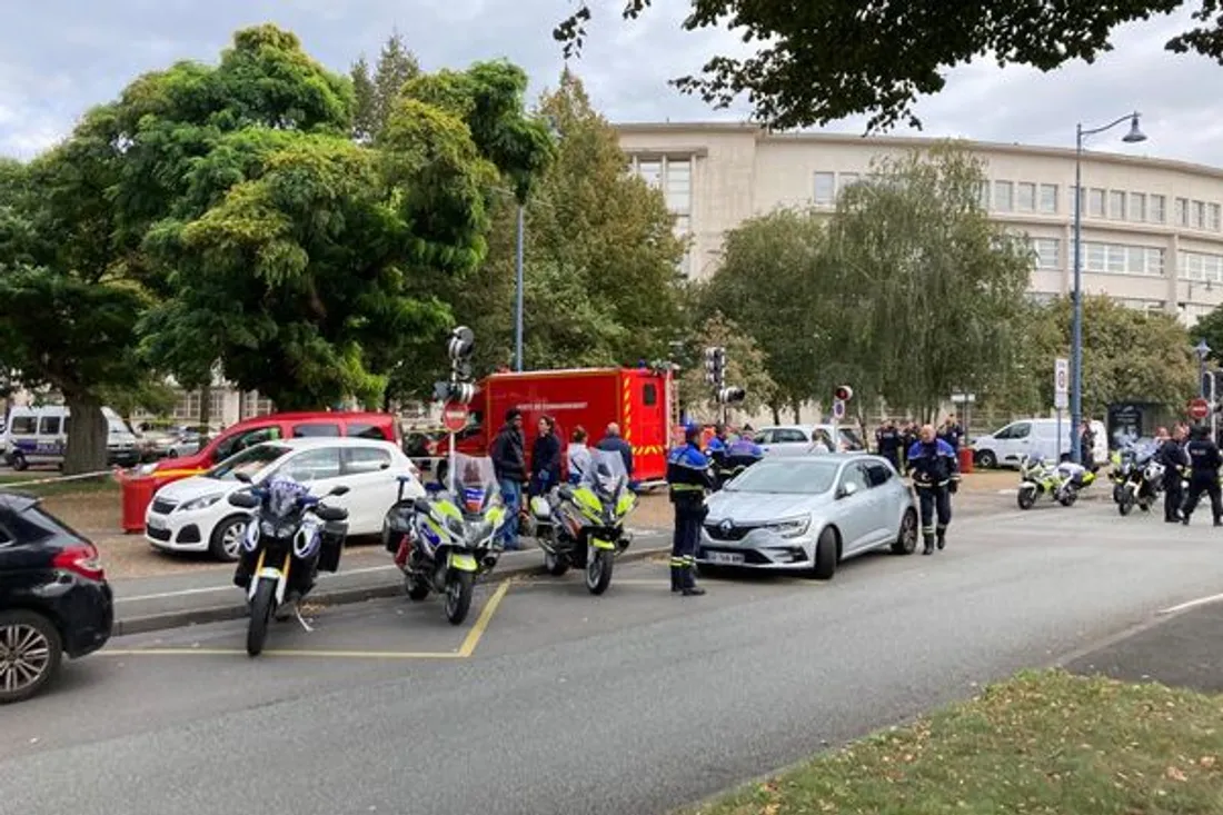 ALERTE INFO : une attaque au couteau dans un lycée, un enseignant mort, et plusieurs blessés