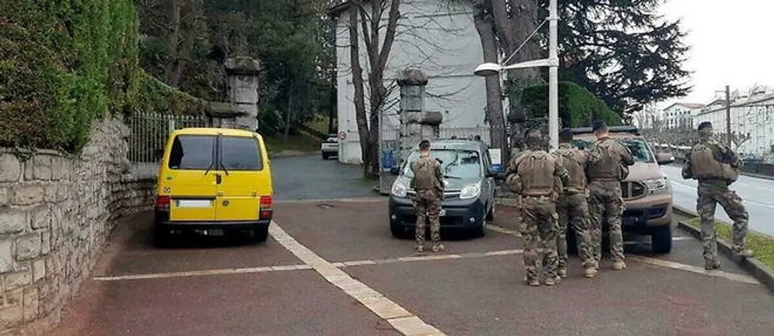 Tragédie dans un lycée : une enseignante poignardée à mort par un élève