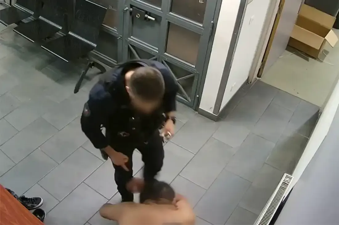 Des policiers filmés en train de frapper un homme en garde à vue à Paris : ce que l'on sait.