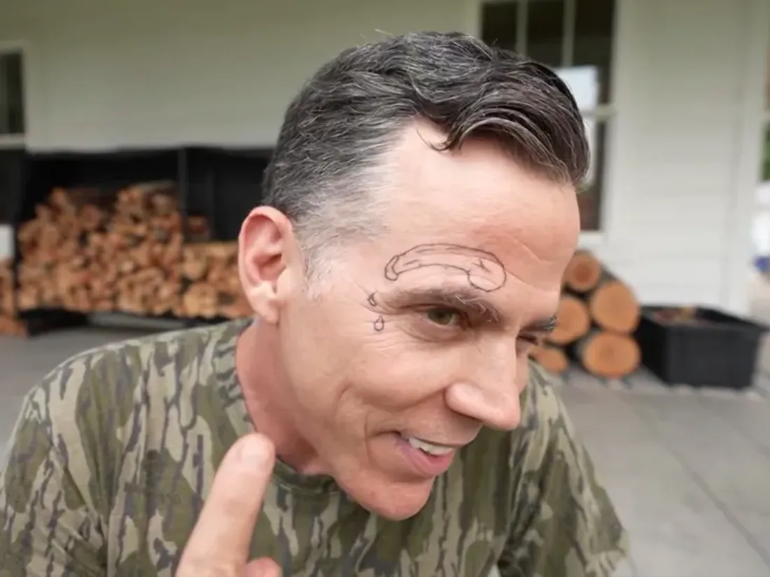 STEVE-O SE FAIT TATOUER LE VISAGE