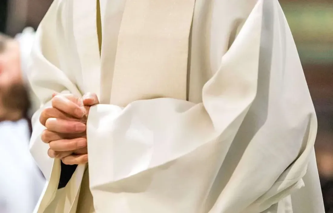 Un homme se faisant passer pour un prêtre sous enquête