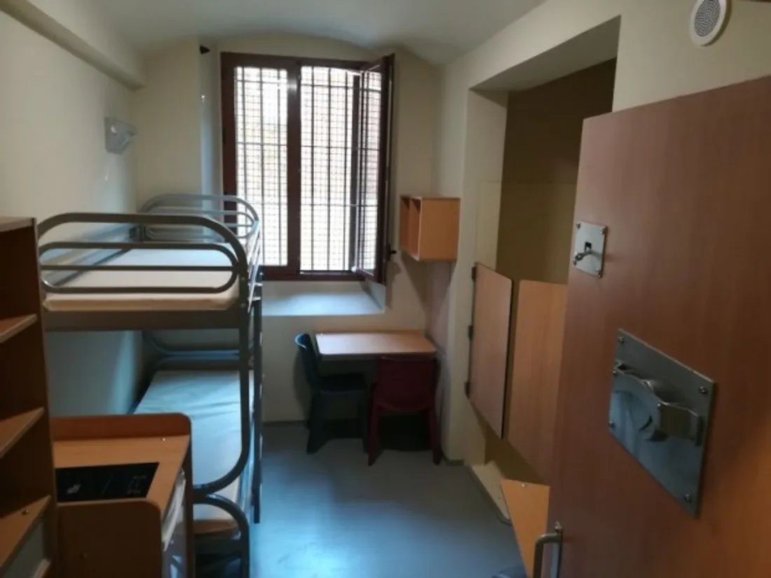 Le corps d'un détenu suspendu découvert à la prison de la Santé.