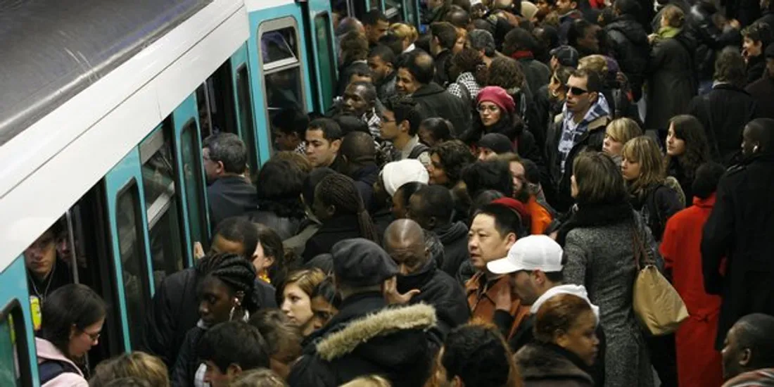 Tensions et bousculades dans les transports en commun de Paris : les usagers ont perdu patience