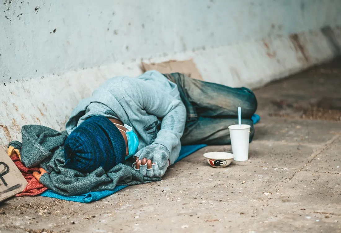 Un SDF agresse et mange le visage d'un homme en pleine rue