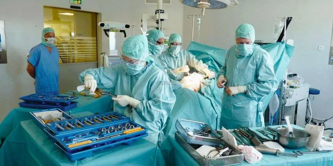 Elle s'arrache les yeux sous l'emprise de l'addiction